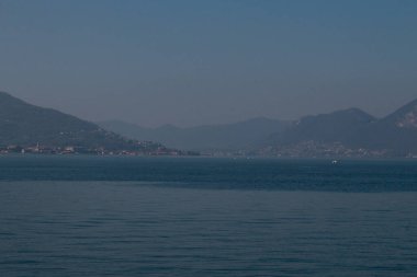 Iseo Gölü 'nün karanlık manzarası, Lombardy, İtalya alacakaranlıkta.