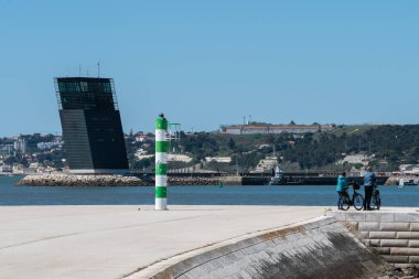 Lizbon 'daki Tagus Nehri' ndeki Deniz Trafik ve Güvenlik Koordinasyonu Kulesi