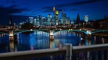 Aydınlatılmış Frankfurt Ben Mavi bir gökyüzüne karşı ana ufuk çizgisi