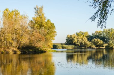 Sırbistan 'ın Novi Sad kenti yakınlarındaki Begecka Jama yapay gölü üzerinde manzaralı bir sonbahar manzarası