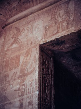 Ebu Simbel 'in Mısır' ın Ebu Simbel köyündeki taş kesimli tapınağı.