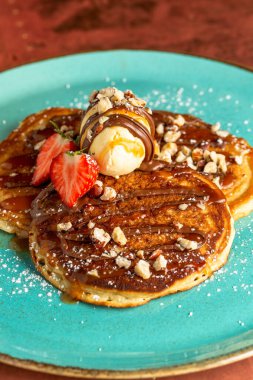 Dondurma ve çilek dilimli bir krep.