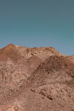 Mavi gökyüzüne karşı dağların dikey görüntüsü. Sina, Mısır.