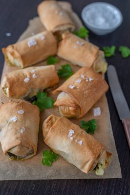 Tuzlu somon, roka, avokado ve keçi peyniri ile dolu lezzetli simit..