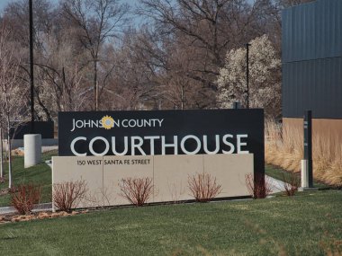 Olathe, Kansas 'taki Johnson County Adliyesi' nin yerini gösteren bir tabela.