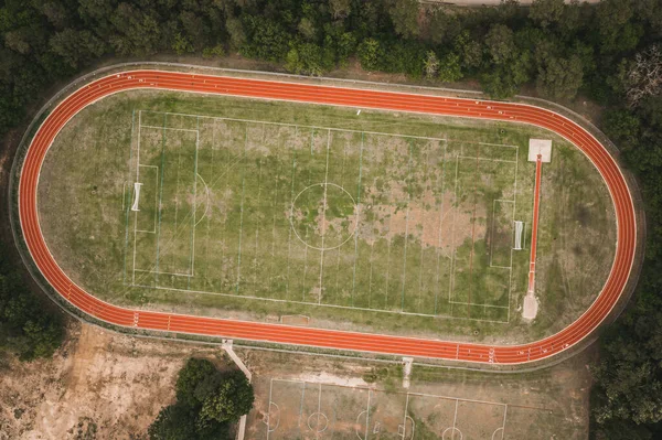 Tiro Aéreo Campo Futebol Verde Pistas Corrida Vermelhas — Fotografia de Stock