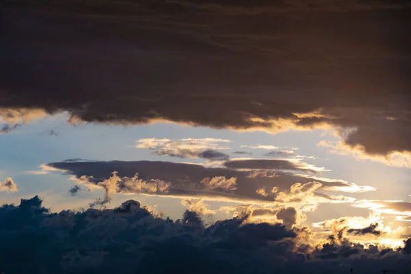 Ein Dramatischer Blick Auf Dunkle Wolken Bunten Himmel Bei Sonnenuntergang — Stockfoto