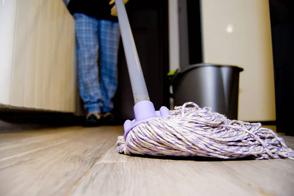 Kvinna Städa Golvet Ett Hus Med Mopp — Stockfoto