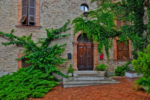 Μπροστινή Πόρτα Ενός Μεσαιωνικού Σπιτιού Στο Montecosaro Μια Παλιά Πόλη — Φωτογραφία Αρχείου