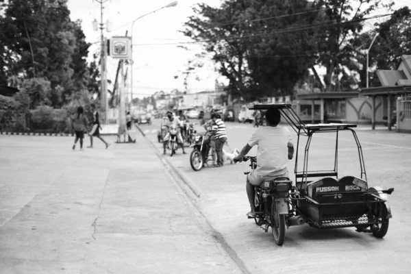 Filipinler Caddelerde Yeşillik Içinde Araba Kullanan Insanların Gri Tonlu Bir — Stok fotoğraf