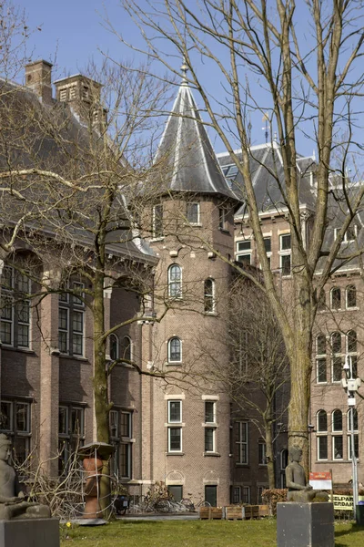 암스테르담에 역사적 연구소와 박물관 부건물의 — 스톡 사진