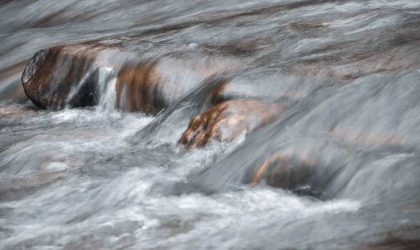 Крупный План Размытый Снимок Текущего Каменистого Потока — стоковое фото