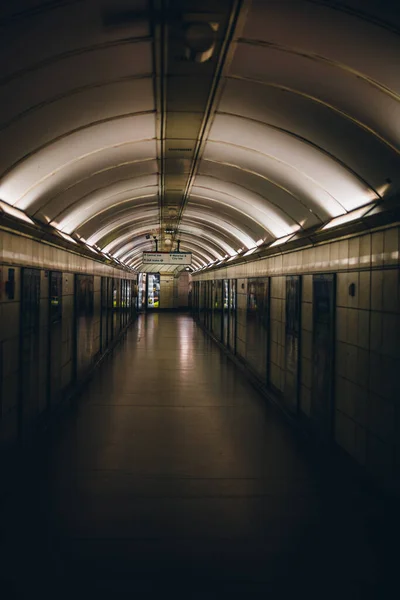Вертикальный Снимок Подземного Тоннеля Лондоне — стоковое фото