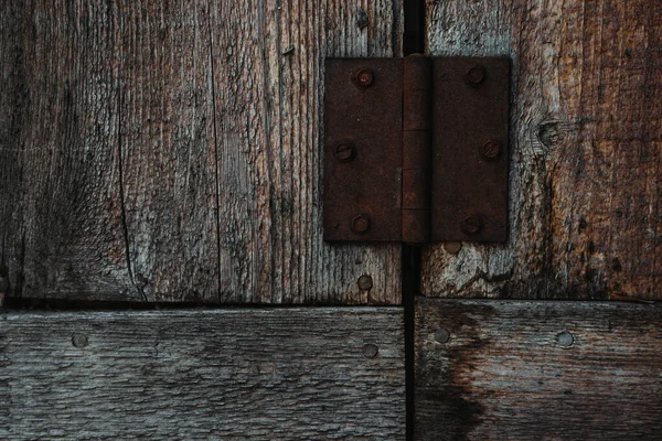 錆びたヒンジを持つ木製のフェンスボードの閉鎖 — ストック写真
