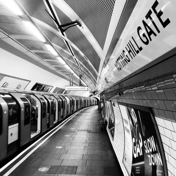 Graustufenaufnahme Des Zuges Der Londoner Bahn Station Notting Hill — Stockfoto
