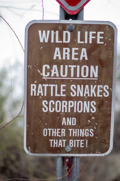 警告サイン 野生生物エリアの閉鎖ショット米国プレスコットバレーで噛んだガラガラヘビ スコーピオン — ストック写真