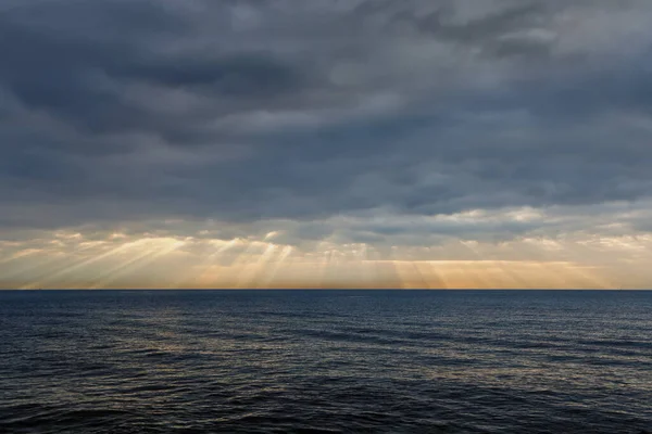 夕日の海の上の曇り空 — ストック写真