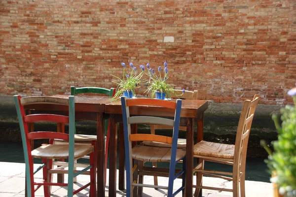 Tiro Mesa Madeira Com Cinco Cadeiras Dentro Restaurante Com Parede — Fotografia de Stock