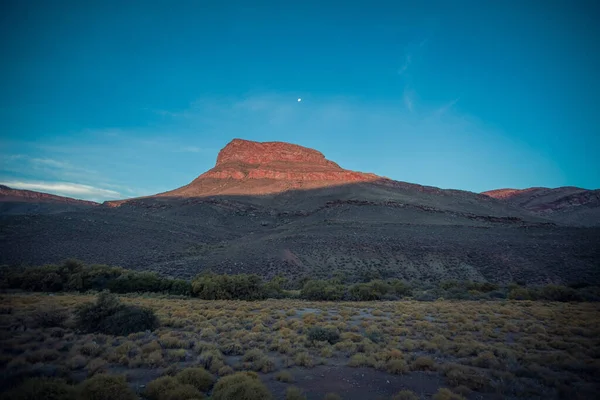 青空の下で月と山の風景の美しい夕景 — ストック写真
