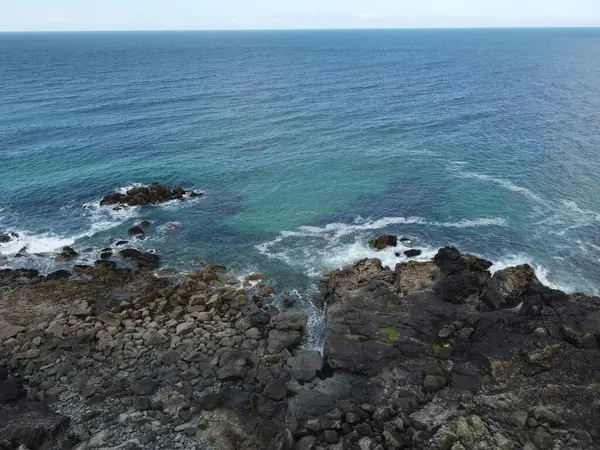 岩の多いビーチのある青い海の空の景色 — ストック写真