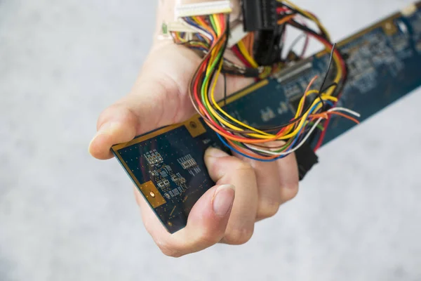 电子主板和等距处理器微晶片连接到一个人的手与线的概念数字生命 — 图库照片