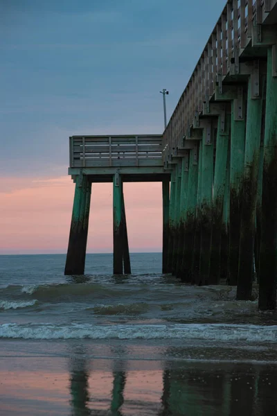 Una Vista Las Olas Del Mar Muelle Madera Amanecer Púrpura — Foto de Stock