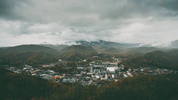 Een Prachtig Uitzicht Een Stadje Vallei Omringd Door Bergen Bij — Stockfoto