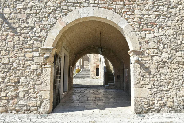 Wąska Uliczka Pomiędzy Starymi Budynkami Średniowiecznej Wiosce Prowincji Avellino Włochy — Zdjęcie stockowe