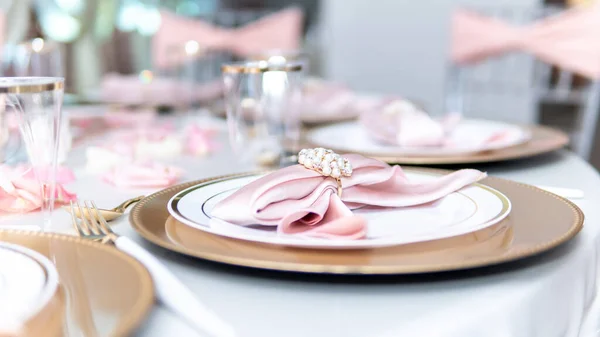 A beautiful wedding table setting, in pink and gold tones, the perfect combination of colors