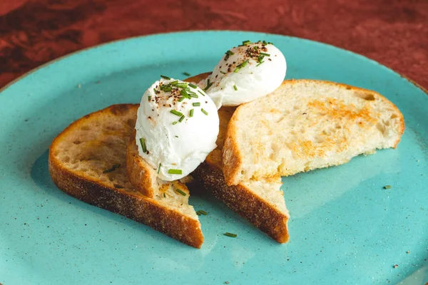 Zbliżenie Ujęcie Toastów Gotowanymi Jajami Jasnoniebieskim Talerzu — Zdjęcie stockowe