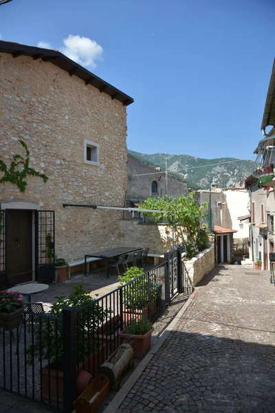 意大利阿布鲁佐地区的一个中世纪村庄维拉戈 Villalago 的房屋中一条狭窄的街道 — 图库照片