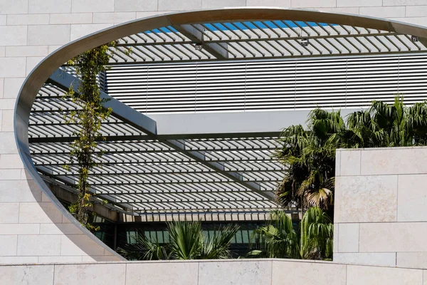 ポルトガルのリスボンにあるChamalimaud Foundationビルの建築物の美しいショット — ストック写真