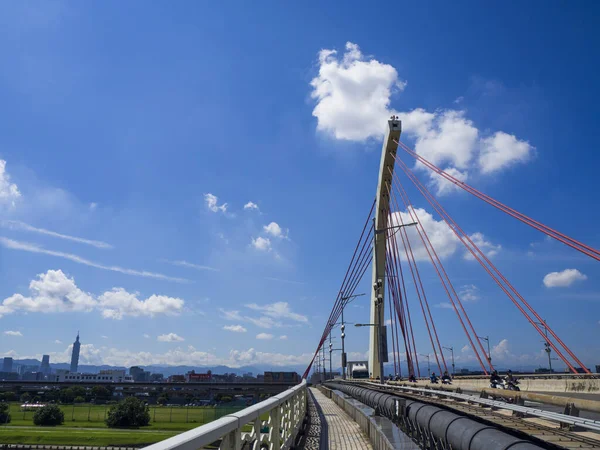 Błękitne Niebo Nad Miastem Uchwycone Mostu Słoneczny Dzień — Zdjęcie stockowe