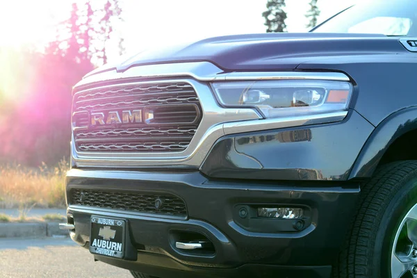 Una Ram 1500 Con Griglia Limitata Sole — Foto Stock