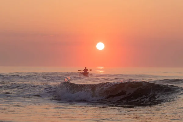 Une Personne Faisant Kayak Sur Une Vague Coucher Soleil — Photo