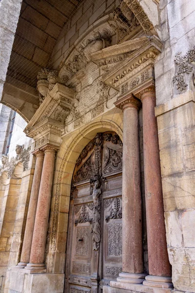 Egy Függőleges Felvétel Egy Dijoni Történelmi Épület Gyönyörű Építészeti Részleteiről — Stock Fotó
