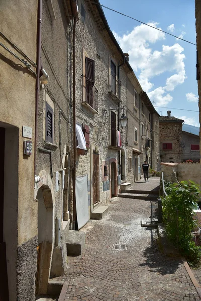 Uma Rua Estreita Entre Casas Villalago Uma Aldeia Medieval Região — Fotografia de Stock