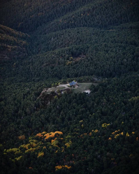 Uma Cabana Montanha Floresta — Fotografia de Stock