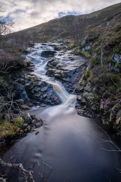 苏格兰凯恩斯郡Loch Muick黑色燃烧瀑布的垂直镜头 — 图库照片