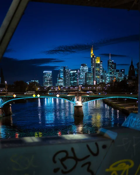 Aydınlatılmış Frankfurt Dikey Bir Görüntüsü — Stok fotoğraf