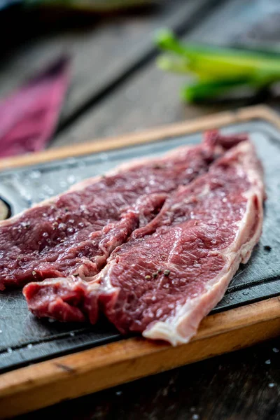 Baharatlı Kırmızı Bir Bifteğin Dikey Yakın Çekimi — Stok fotoğraf