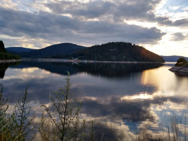 Ein Malerischer Blick Auf Berge Mit Grünen Bäumen Gegen Einen — Stockfoto