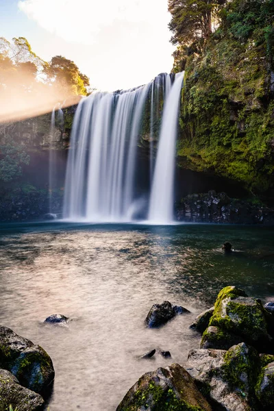 Вертикальный Снимок Захватывающего Дух Водопада Вангарей Тапиа Новая Зеландия — стоковое фото