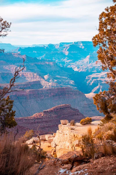 Vertikální Záběr Grand Canyonu Arizoně Bílými Mraky — Stock fotografie