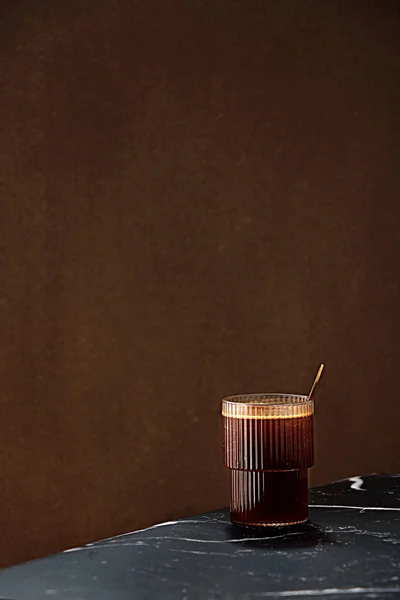 Primo Piano Una Tazza Caffè Con Cucchiaio Sfondo Sfocato — Foto Stock
