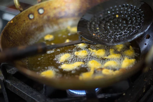 Closeup Uma Panela Ato Fritar Com Óleo Concha Nele Fogão — Fotografia de Stock