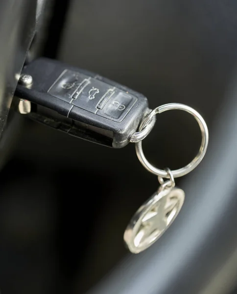 带有纽扣和金属舒尔曼标志的塑料汽车钥匙的特写 — 图库照片