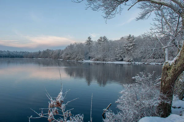 Ein Schöner Blick Auf Einen Ruhigen See Umgeben Von Schneebedeckten — Stockfoto