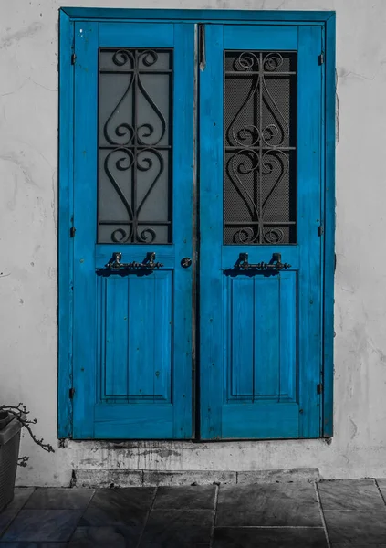 Вертикальный Черно Белый Эффект Всплеска Старой Винтажной Входной Двери Голубом — стоковое фото