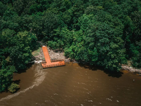 Luftaufnahme Einer Orangefarbenen Promenade Ufer Eines Flusses Mit Dem Wald — Stockfoto